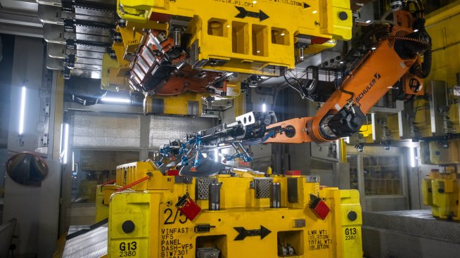 Търговската война удря фабриките в Азия, износът се свива