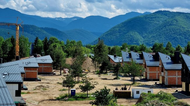 Къща в подножието на планината
