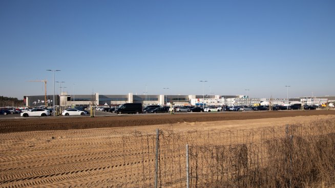 Огнеборци потушиха пожар в комплекса на Tesla край Берлин