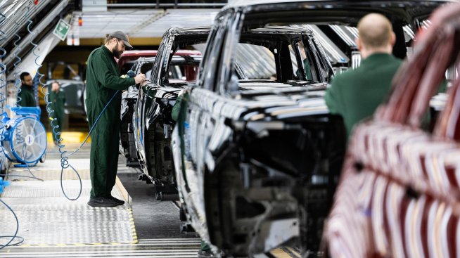 Компанията майка на Jaguar Land Rover разочарова със скромна печалба