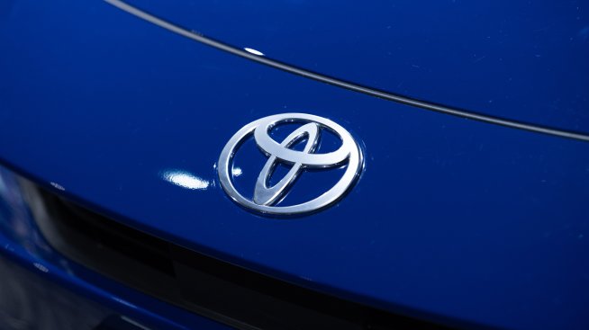 Продажбите на Toyota за полугодието спадат въпреки силния интерес към хибридите