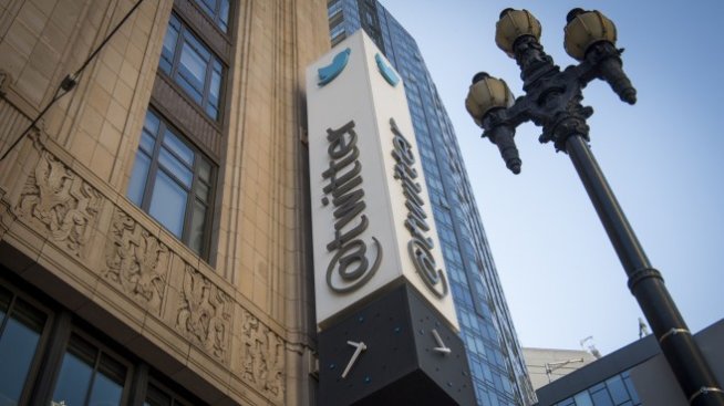 Собственикът на Yahoo обмисля да участва в оферта за придобиване на Twitter