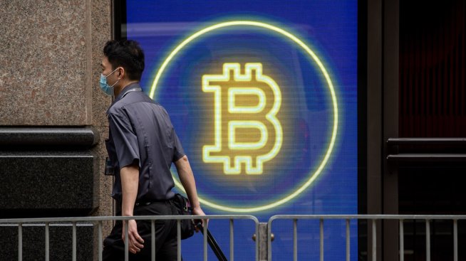 Цената на биткойна падна под 64 хил. долара под тежестта на Big Tech