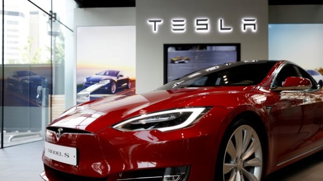Как Daimler забърка скандал с наета Tesla