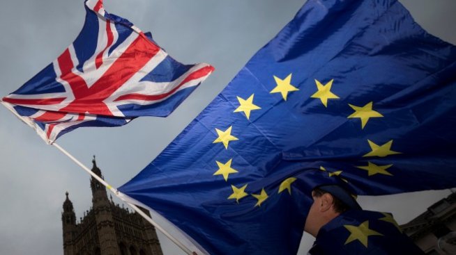 Паундът е близо до триседмично дъно