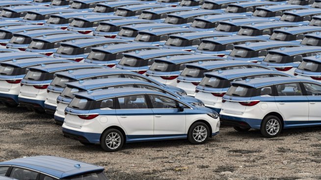 Продажбите на нови екологични автомобили в Китай се свиват с близо 40% през януари