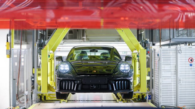 Силните продажби на 911 помагат на Porsche да си стъпи на краката 
