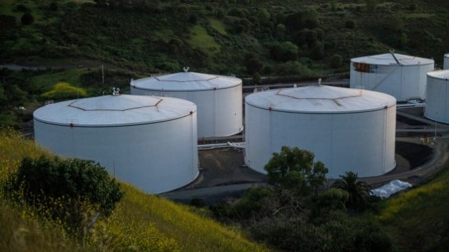 Петролът поевтинява на фона на рекордните запаси в САЩ и страха от Cоvid-19*