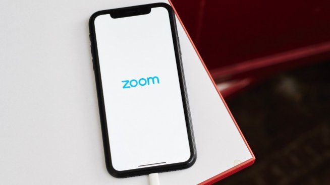 Zoom &bdquo;открадна&ldquo; изпълнителния директор по сигурността на Salesforce 