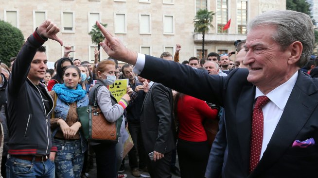 Съд в Албания постави под домашен арест бившия президент и премиер Сали Бериша заради корупция