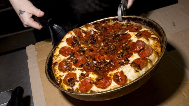 Domino's Pizza сви дивидента си и се бори с бърз спад на продажбите