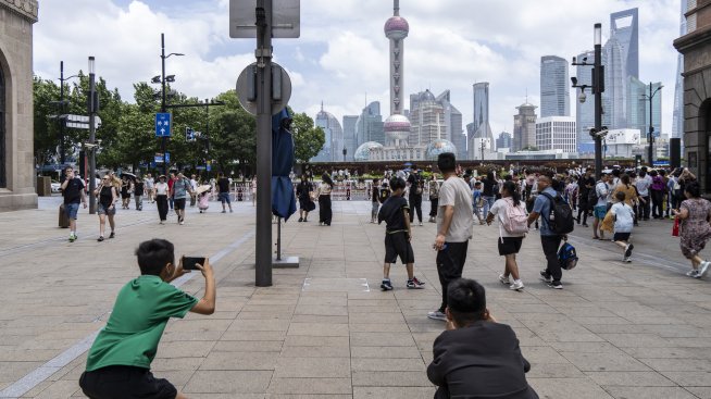 Активността в сферата на услугите в Китай се разширява, но външното търсене се забавя