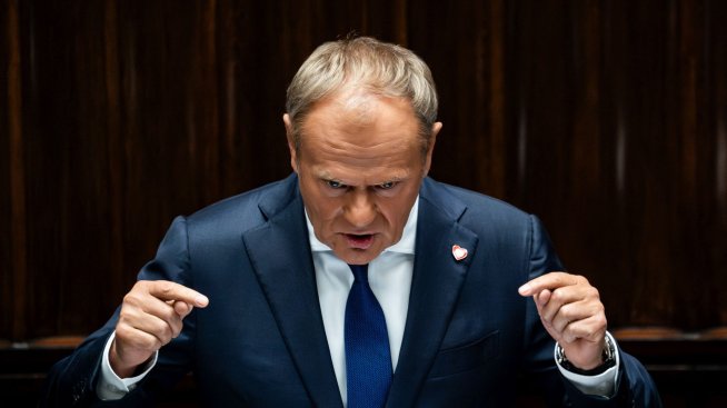 Доналд Туск оцеля след вота на недоверие в полския парламент
