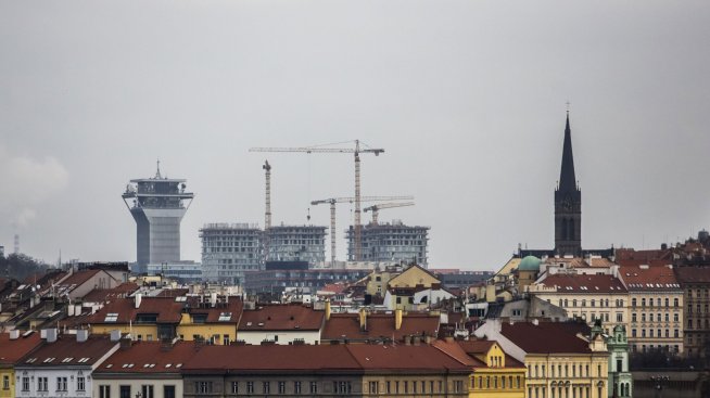 Купувачи със значителен капитал търсят добри възможности на забавящия се офис пазар в света