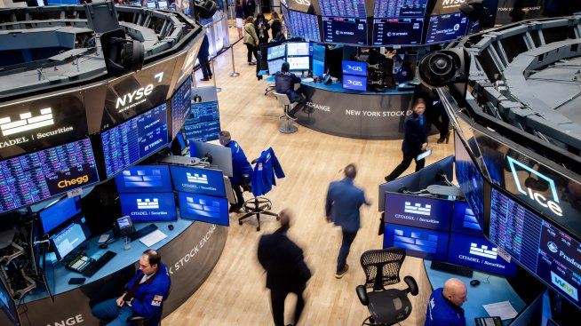 Dow спада с над 400 пункта след израелската атака срещу Иран*