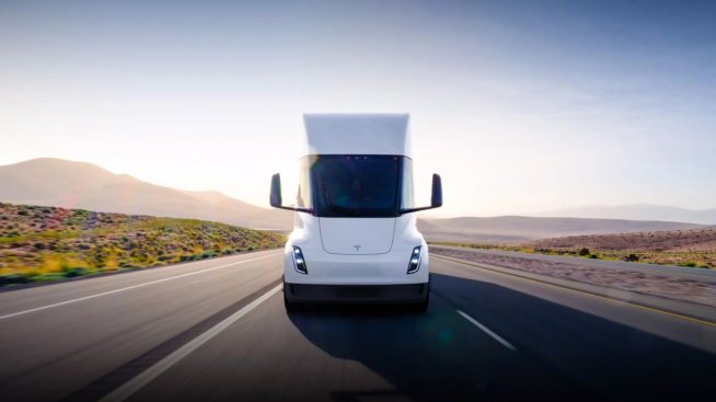 Tesla достави първия влекач Semi на Pepsi, без да коментира цени и производство