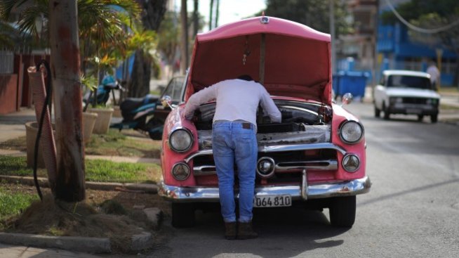 Калифорния ще налага до 430 долара глоби за ремонт на автомобил в домашни условия