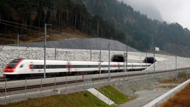 Най-дългият тунел в света бе отворен за движение в Швейцария