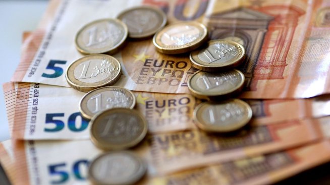 Еврото поевтинява до едномесечно дъно след съобщението за избори във Франция