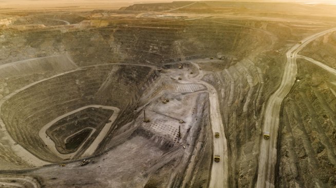 Икономическото забавяне на Китай хвърля сянка върху печалбата на Rio Tinto