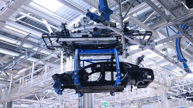 Mercedes търси контрол върху разходите с AI и предоговаряне на условията със синдикатите