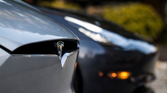 Tesla изтегля над 48 хил. електромобила в Китай заради дефект