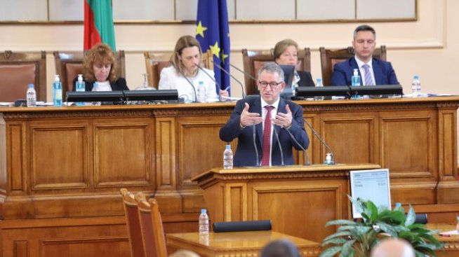 Стойчо Кацаров: Грешният ваксинационен план загуби 10 хил. живота