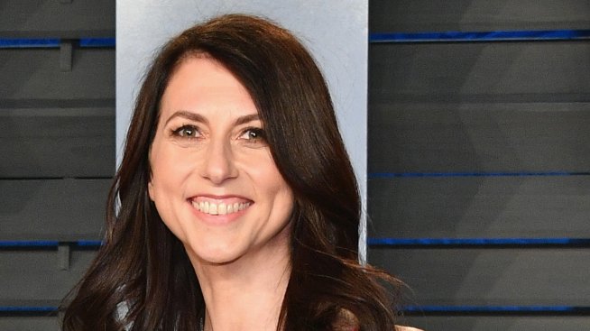 Бившата съпруга на Джеф Безос е свила с 42% дела си в Amazon само за година