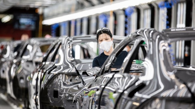 Mercedes дава рекорден бонус от 7300 евро за служители в Германия