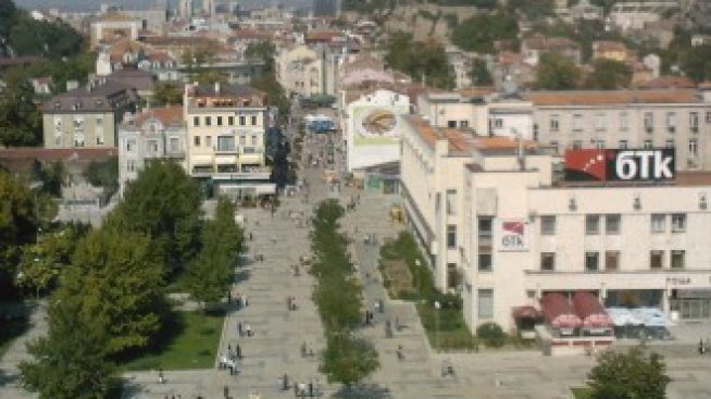 Зеленина и водни площи на реконструирания площад "Централен" в Пловдив