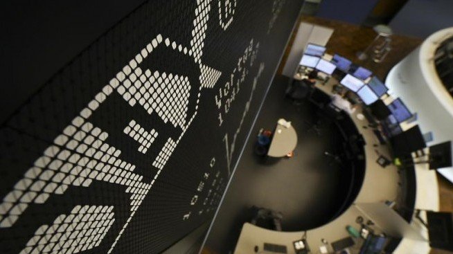 Разпродажби потопиха борсовите индекси в Европа