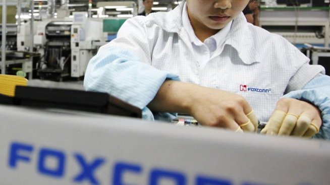 Доставчикът на Apple Foxconn спира производството в две фабрики