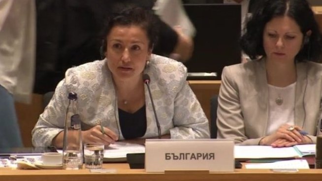 Десислава Танева: Само европейски граждани могат да купуват земята ни от 2020 г.