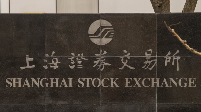 Китайският фондов пазар понесе удар, но не е в криза