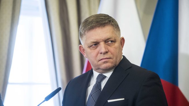 Гняв, безпокойство, раздразнение: Словаците се чудят какво доведе до стрелбата по Фицо