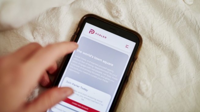 Parler се завърна в App Store 