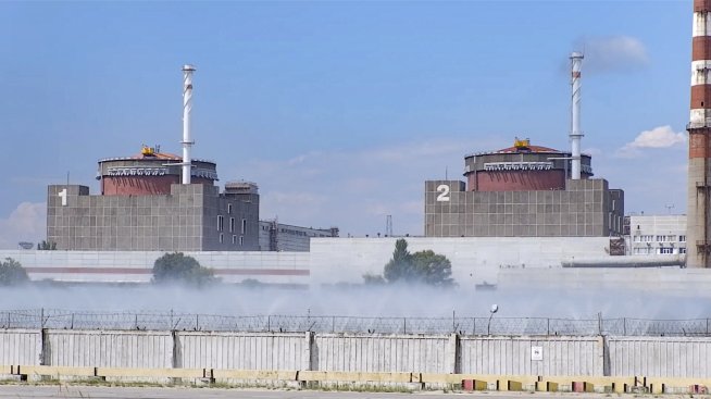 Запорожката АЕЦ отново е под обстрел, Русия и Украйна се обвиняват взаимно за атаките