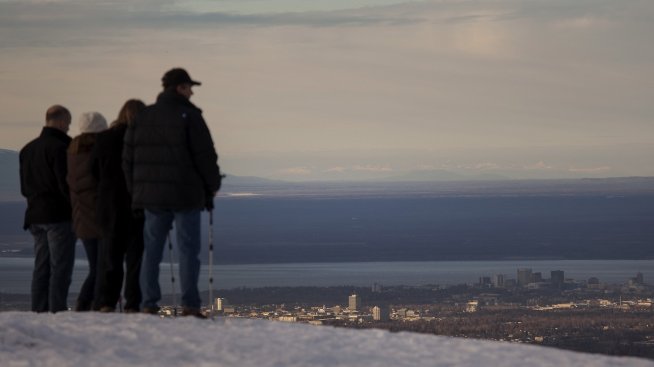 Аляска е пълна с туристи и срещата на Путин и Тръмп вероятно ще е във военна база