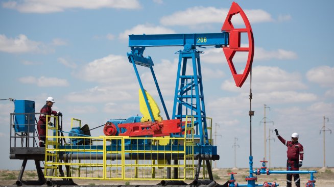 Петролът поскъпва в началото на петъчната сесия, но се насочва към седмичен спад*