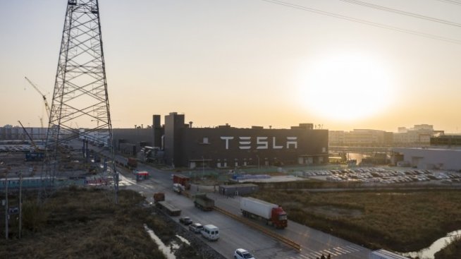 Tesla връща 8 хил. служители в завода в Шанхай с облекчаването на COVID мерките