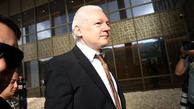 След 14 години и споразумение със съда Джулиан Асандж бе освободен