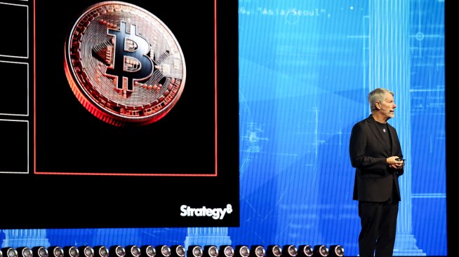 Strategy се върна към покупките на биткойни