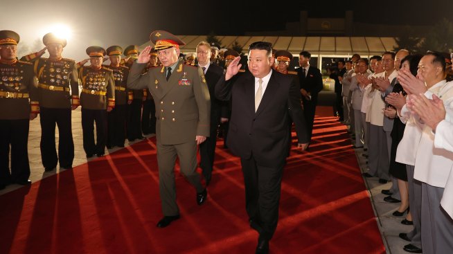 Руски и китайски представители застанаха редом до Ким Чен Ун на военен парад в КНДР