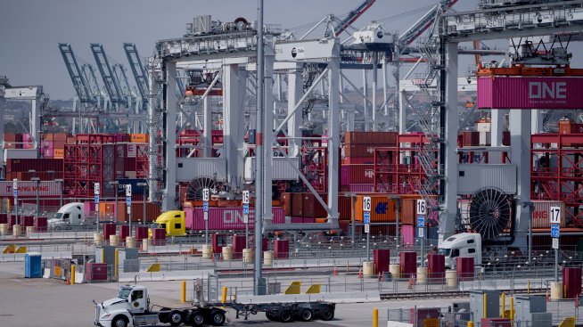 Търговският дефицит на САЩ е намалял за първи път от три месеца