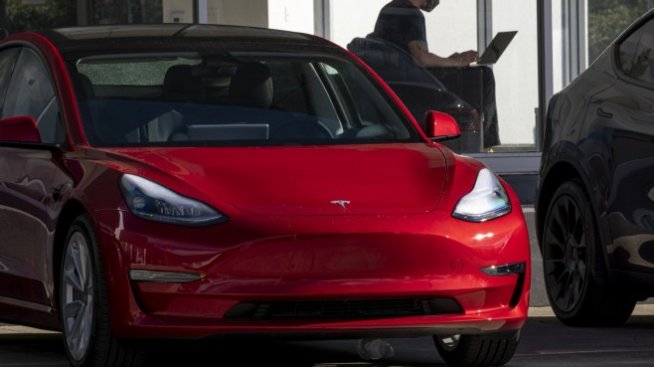 Регулатор в САЩ разследва над 500 хил. електромобила Tesla заради опция за игри