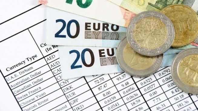 По-малко приходи и увеличени разходи принуждават банките да вдигат такси