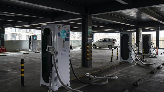 Липсата на ясни регулации създава спънки при общественото зареждане на електромобили в Китай