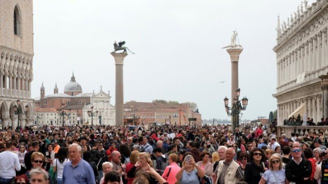 Туристическите такси в битка с тълпите посетители 