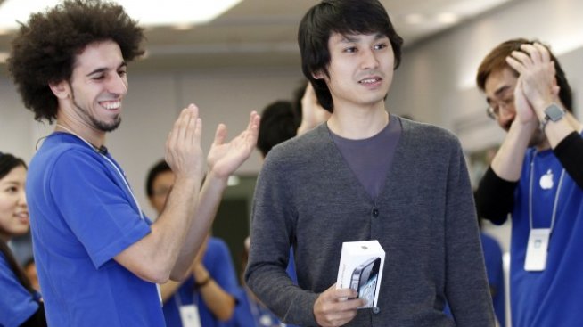 Apple може да продаде 4 млн. смартфона iPhone 4S при дебюта му