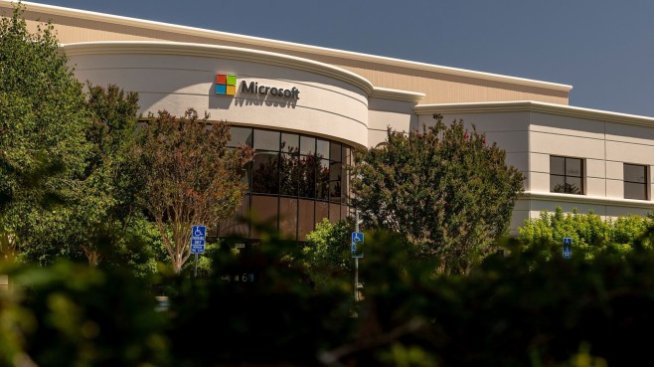Microsoft започва да връща служителите си в офисите
